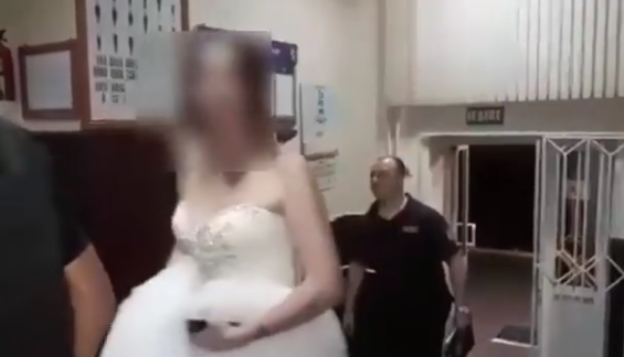 Mire şi mireasă, SĂLTAŢI de MASCAŢI de la propria nuntă! Imagini din timpul intervenţiei