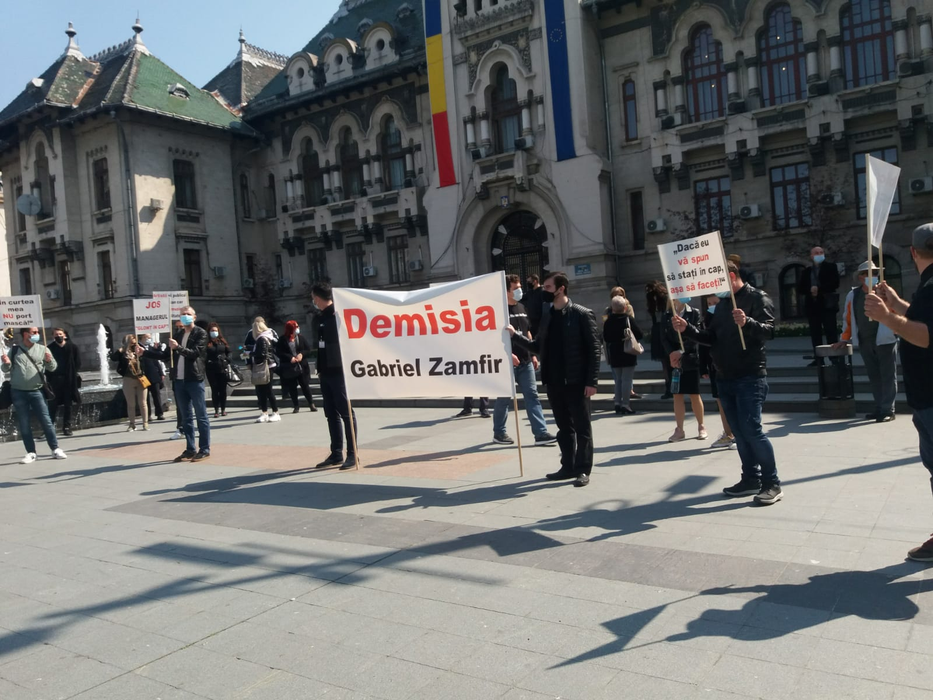 Protest de amploare în Craiova! Cu contractele suspendate, angajații Filarmonicii cer demisia managerului