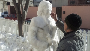 Artistul care a ridicat preotul din zapada a fost politist criminalist! Afla povestea fabuloasa a pictorului din Galati!