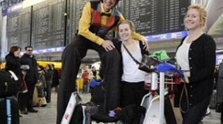 Asteptarea nu va mai fi la fel de lunga in aeroportul din Frankfurt! Clovnii vor distra calatorii!