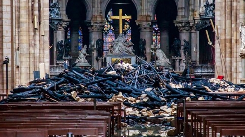 O țigară nestinsă sau o defecțiune electrică, posibile cauze ale incendiului de la Notre Dame