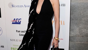 10 lucruri pe care nu le stiai despre Sharon Stone. Blonda care si-a desfacut picioarele in Basic instinct vine peste cateva zile in Romania