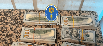 Gest șocant la Otopeni: i-a dat copilului borseta cu 60.000 de dolari ca să treacă de control