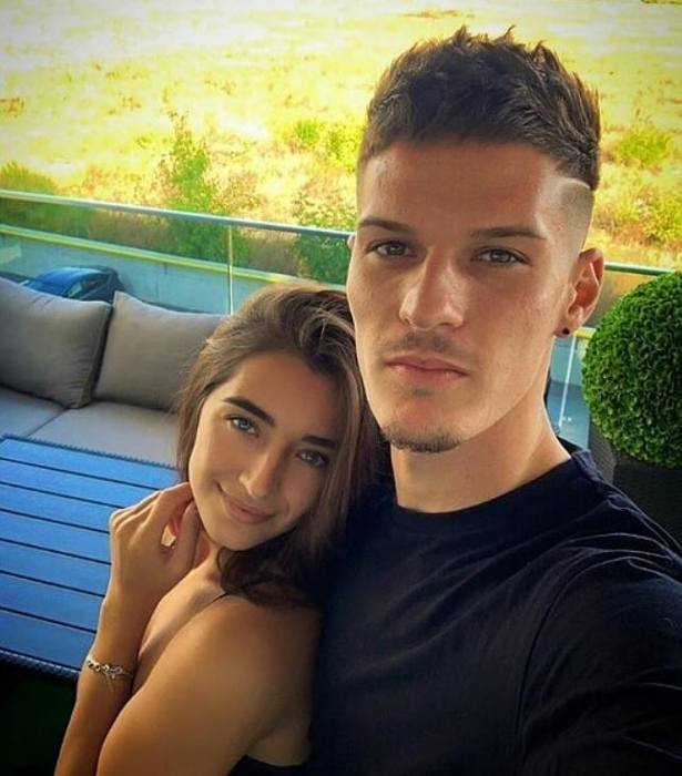 Iubita lui Dennis Man, fotbalistul aflat pe lista lui AC Milan, o adevărată bombă-sexy! Fotografii incendiare cu Alexandra Ionela, fostă Miss Arad în 2014| GALERIE FOTO