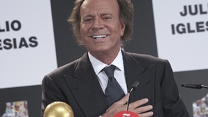 Julio Iglesias: "Cel mai bun prieten al meu din Romania, Valeriu Lazarov, mi-a facut cunostinta cu publicul roman acum 44 de ani"