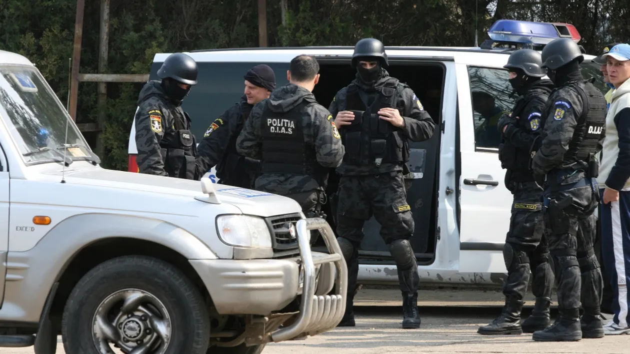 Măcel într-un târg din Cluj, în această dimineaţă. Două clanuri de romi s-au bătut cu cuţitele şi bâtele!