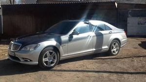 Cum şi-a TĂIAT Mercedesul ca să semene cu cea mai tare limuzină nemţească! Imagini uimitoare dintr-un garaj dărăpănat!