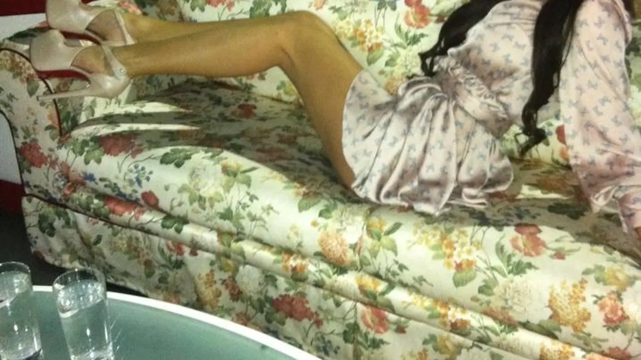 FOTO Noul sport national la Andreea Tonciu: calarit canapele celebre