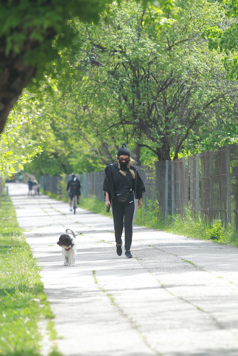 Tania Budi și-a plimbat câinele în „stil ninja”