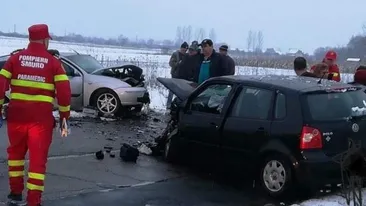 Accident cumplit în Hunedoara! O șoferiță de 25 de ani a derapat și a intrat într-o mașină! O femeie a murit pe loc
