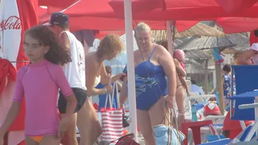 S-a dezbracat de prejudecati pe o plaja din Mamaia! Uite cum se relaxeaza Regina Vinurilor la Mamaia!