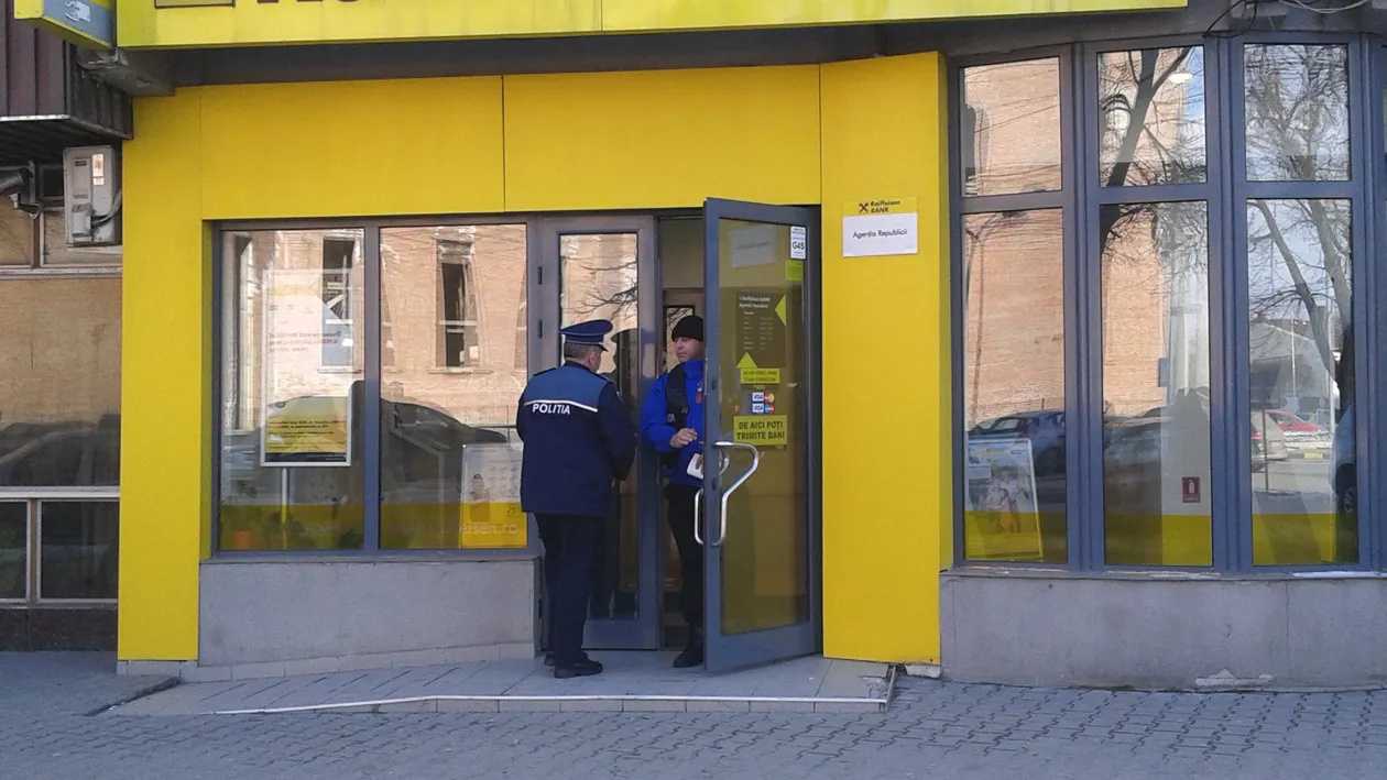 Atac armat la o bancă, agresorul i-a tinut pe angajaţi ostatici!
