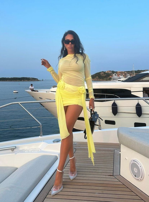 Georgina Rodriguez a încins atmosfera la Săptămâna Modei de la Paris. Logodnica lui Cristiano Ronaldo a defilat pe podium într-o costumație aparte. FOTO