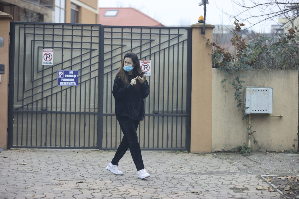 Nicoleta Luciu iese din clinica de înfrumusețare, cu o mină preocupată