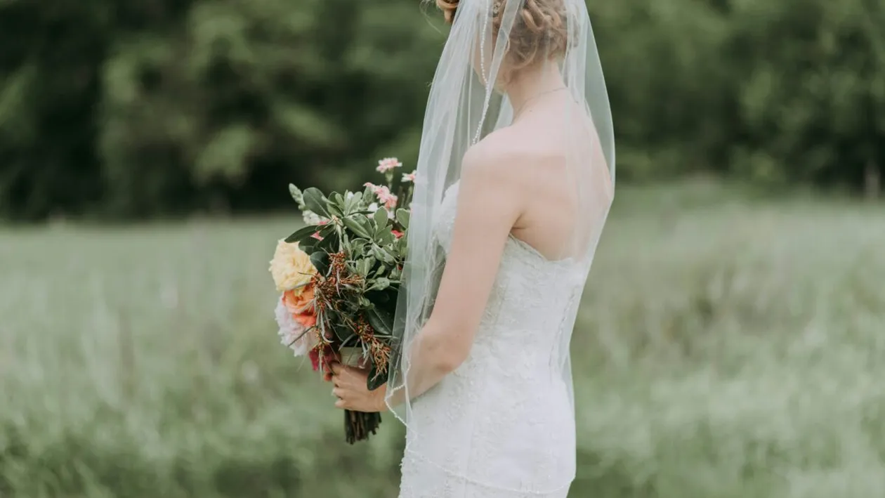 (P) Eleganță fără compromis: cum alegi rochia perfectă pentru ziua cea mare