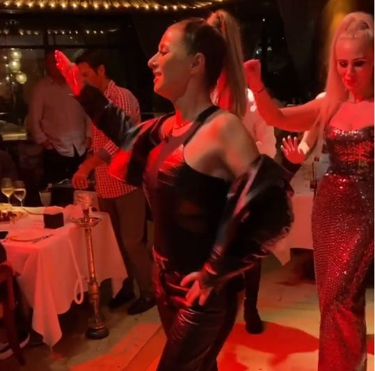 Anamaria Prodan s-a dat în spectacol pe manele într-un restaurant de lux din Dubai. A fost filmată în timp ce se săruta pasional cu soțul ei, Laurențiu Reghecampf