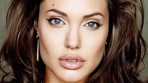 Vestea groaznică pe care a primit-o Angelina Jolie! "Şi-ar fi îndepărtat ovarele chirurgical"
