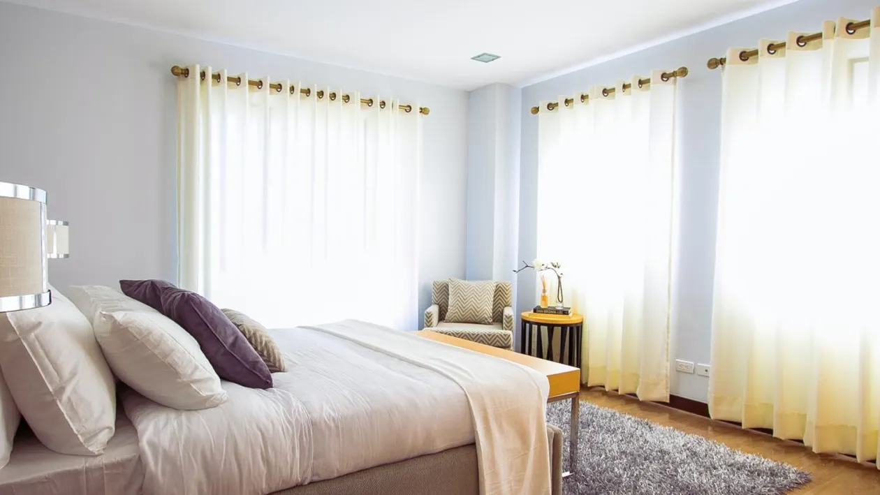 Unde trebuie să pui patul în dormitor pentru un somn bun. Nu trebuie pus la fereastră