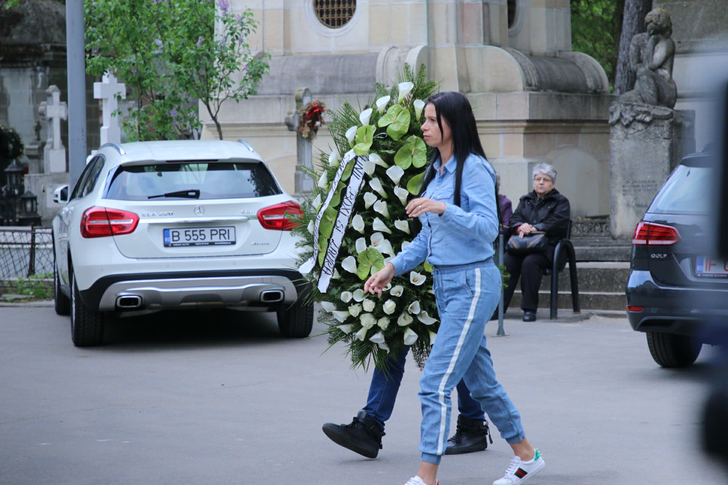 Andreea Tonciu, plânsă și încercănată la căpătâiul Ionelei Prodan. Bruneta i-a mai adus o coroană cu flori regretatei artiste