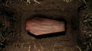 PĂRINŢII AU LEŞINAT DE BUCURIE. O fetiţă de TREI ANI s-a mişcat în sicriu, înainte să fie înmormântată FOTO