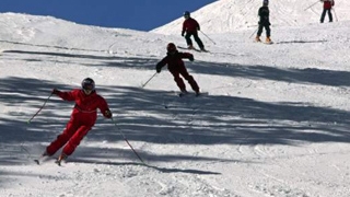 Mii de turisti petrec weekend-ul in statiunile de pe Valea Prahovei la schi!