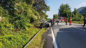 Impact violent urmat de un incendiu, între un TIR și un autoturism în Mehedinți. Două persoane au murit pe loc. FOTO