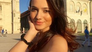 Fata Danei Săvuică a devenit o adevărată domnişoară! Cum s-a pozat Julie, în turul Serbiei şi al Croaţiei!