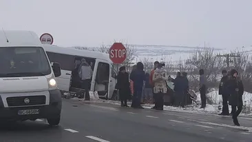 Accident grav în Vaslui! Un microbuz cu 18 pasageri s-a ciocnit cu o mașină