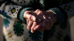 De-a râsul plânsul! Sandu din Vizureni a sărit să violeze croitoreasa satului, dar femeia s-a apărat cu o furculiță