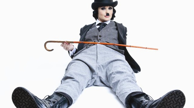 Andreea Marin Banica cu mustata si baston! "Zana" s-a transformat in Charlie Chaplin!