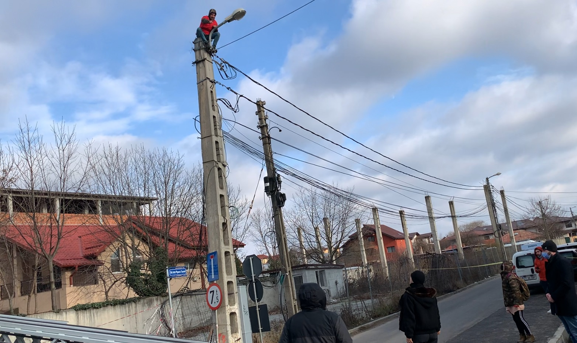 Gigi Becali, în dialog cu omul de pe stâlp (Foto: CANCAN.RO)