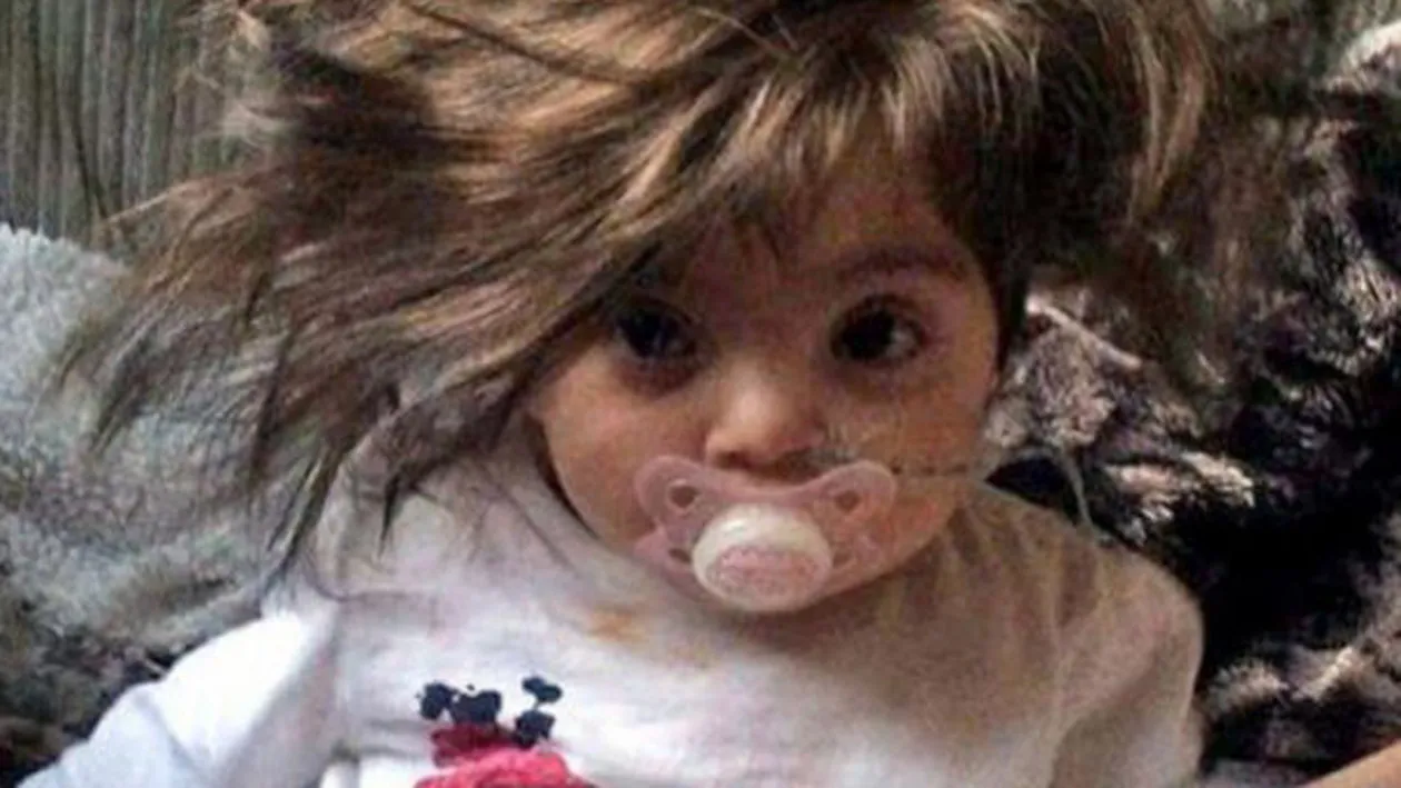 Fetiţa de opt luni care arată ca o păpuşă! Nimeni n-a mai văzut asemenea păr