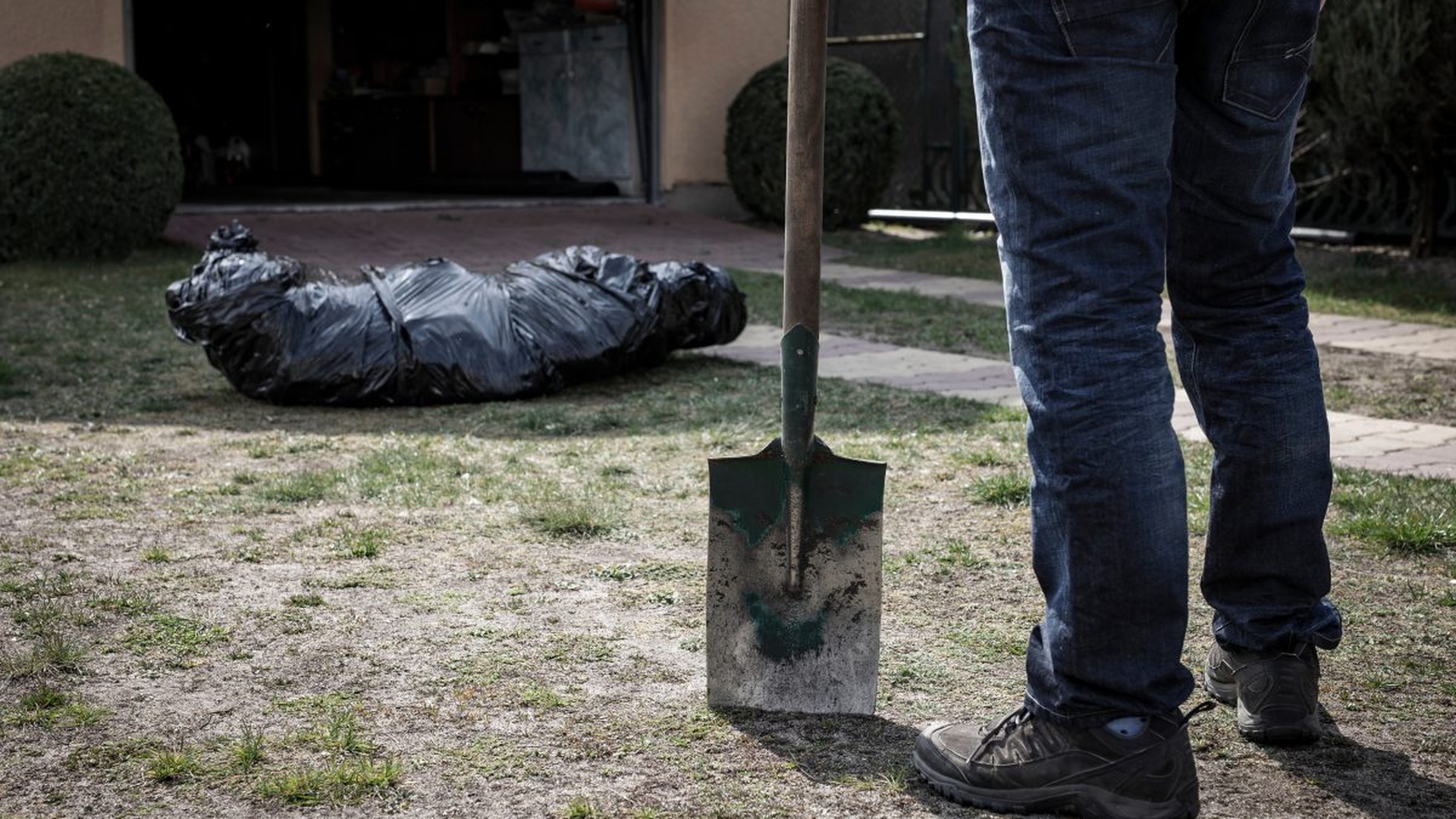 Viral. O mamă s-a trezit cu poliția acasă, după ce vecinii au crezut că omorât pe cineva. Ce reprezenta, de fapt, „cadavrul” din pungă. FOTO