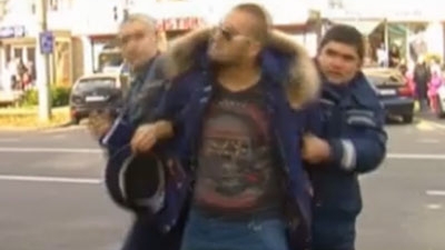 Tupeu de român! Un interlop din Baia Mare abia întors din Franţa i-a scuipat pe poliţişti şi s-a pus cu picioarele pe maşina lor