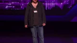 VIDEO Vagabond sau urmatorul star? Uite cum i-a dat gata un barbat cu parul nespalat si haine saracacioase pe membrii juriului X-Factor din America!