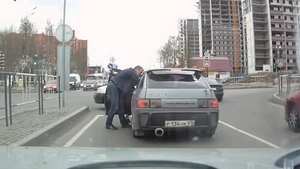 Corectie aplicata unui sofer indisciplinat in trafic! L-a blocat la semafor, i-a deschis portiera, iar apoi...