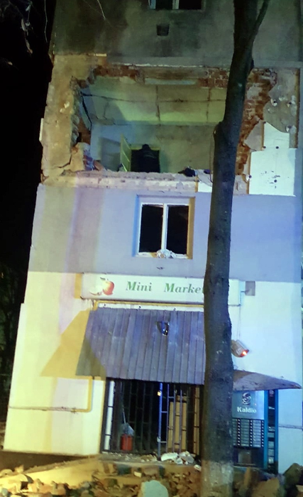 Explozie urmată de incendiu într-un bloc din Găeşti. Localnicii au fost evacuați de urgență | FOTO