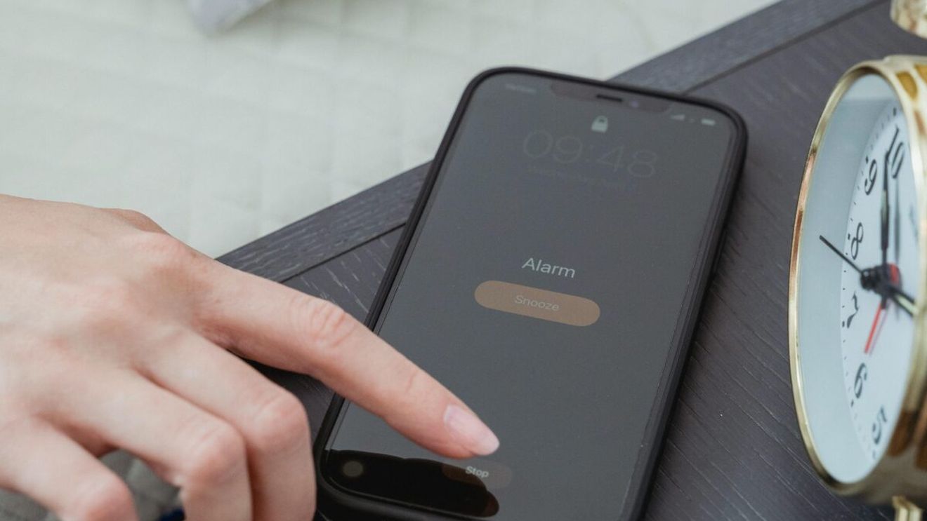 Butonul de snooze: plăcere nevinovată sau obicei periculos? Ce se întâmplă cu somnul tău când amâni alarma
