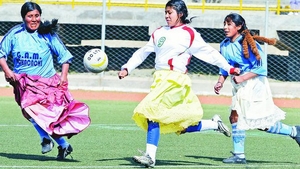 Joaca fotbal in fuste