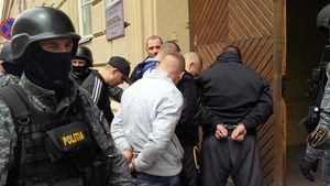 Ce a făcut un polițist în momentul în care s-a întâlnit cu mai mulți interlopi. S-a dus la bar și... “Pentru cel care înjură!”