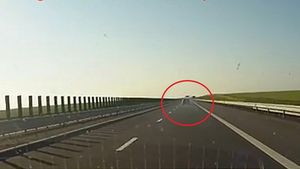O masina a luat foc pe Autostrada A2! Operatiune de salvare facuta pe loc de alti soferi din trafic