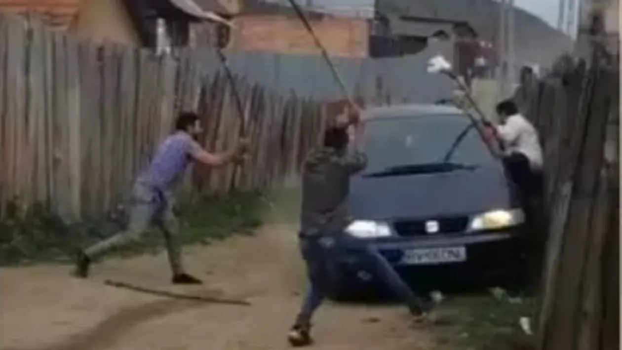 Scandal uriaș în Săcele! Bărbat strivit cu mașina, bătaie cu bâte și lopeți… VIDEO