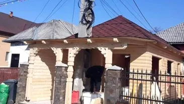 Să vezi și să nu crezi! Un bărbat și-a construit o casă în jurul unui stâlp de electricitate