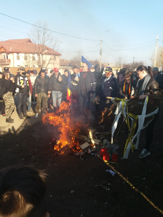Ce se întâmplă acasă la Gheorghe Dincă, în timp ce monstrul din Caracal este în arest. Oamenii au dat buzna și…