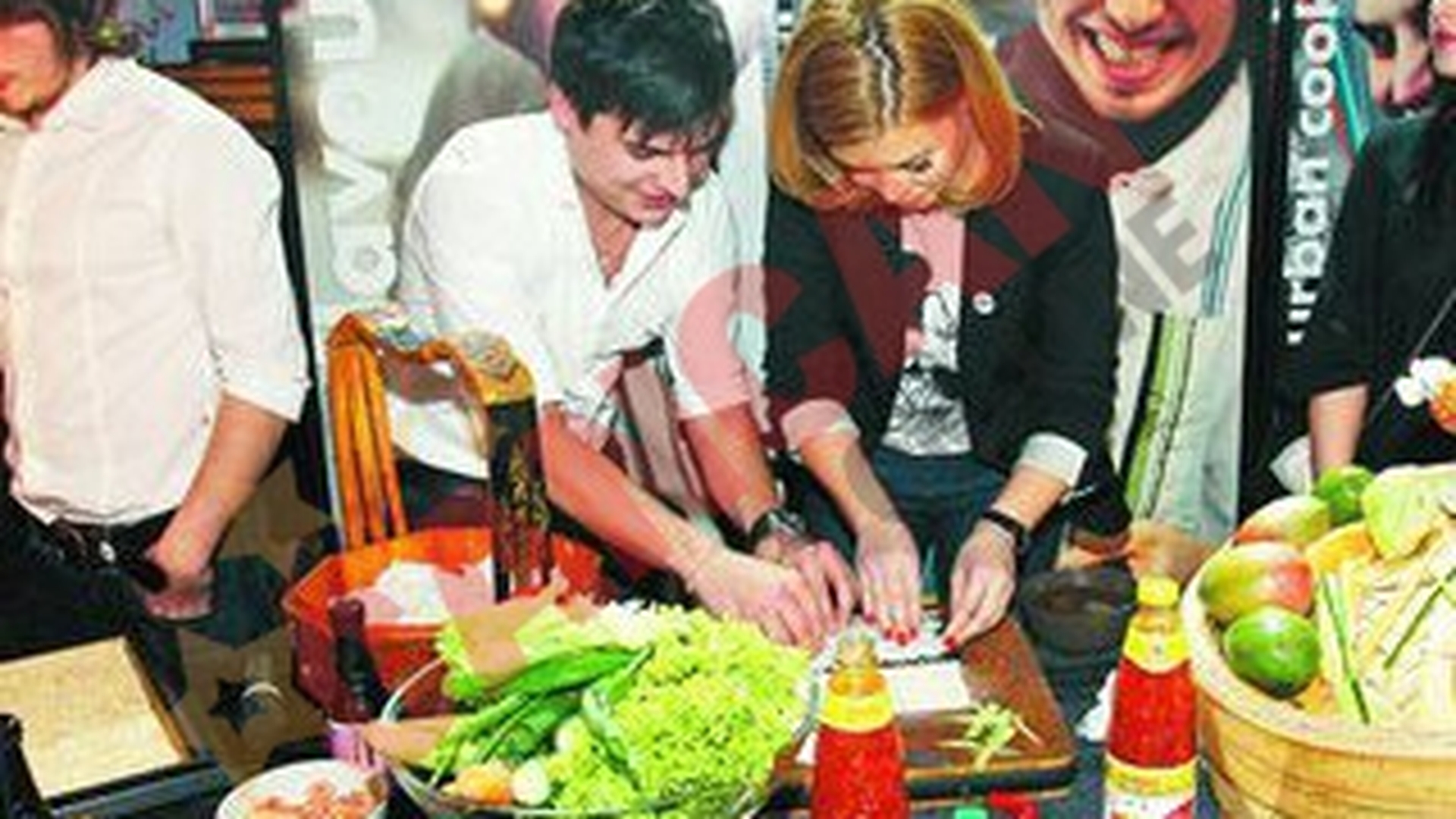 Gina Pistol invata sa prepare sushi
