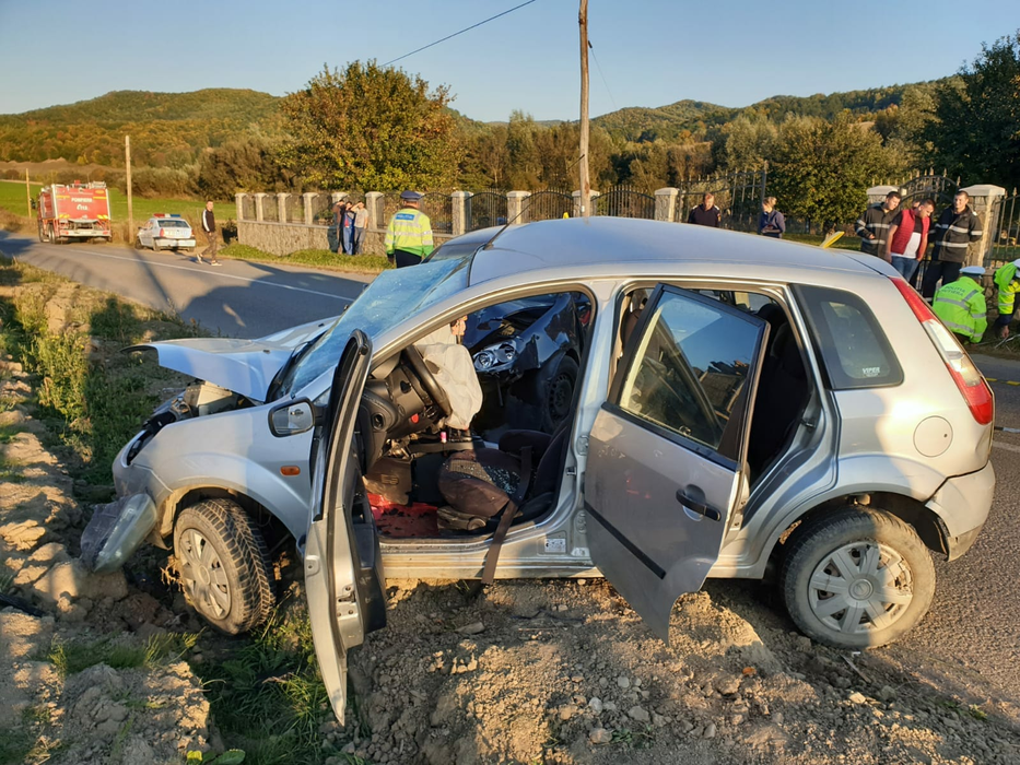Accident în Prahova! Un mort și patru răniți după ce două mașini s-au lovit frontal