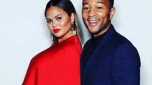Soţia lui John Legend, topless în bucătărie, deşi mai are puţin şi naşte! Mesajul tranşant postat de vedetă poate fi o lecţie de viaţă