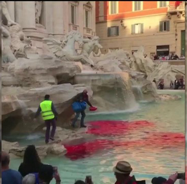 Fontana di Trevi, vandalizată după ce un bărbat a turnat vopsea roşie în apă!