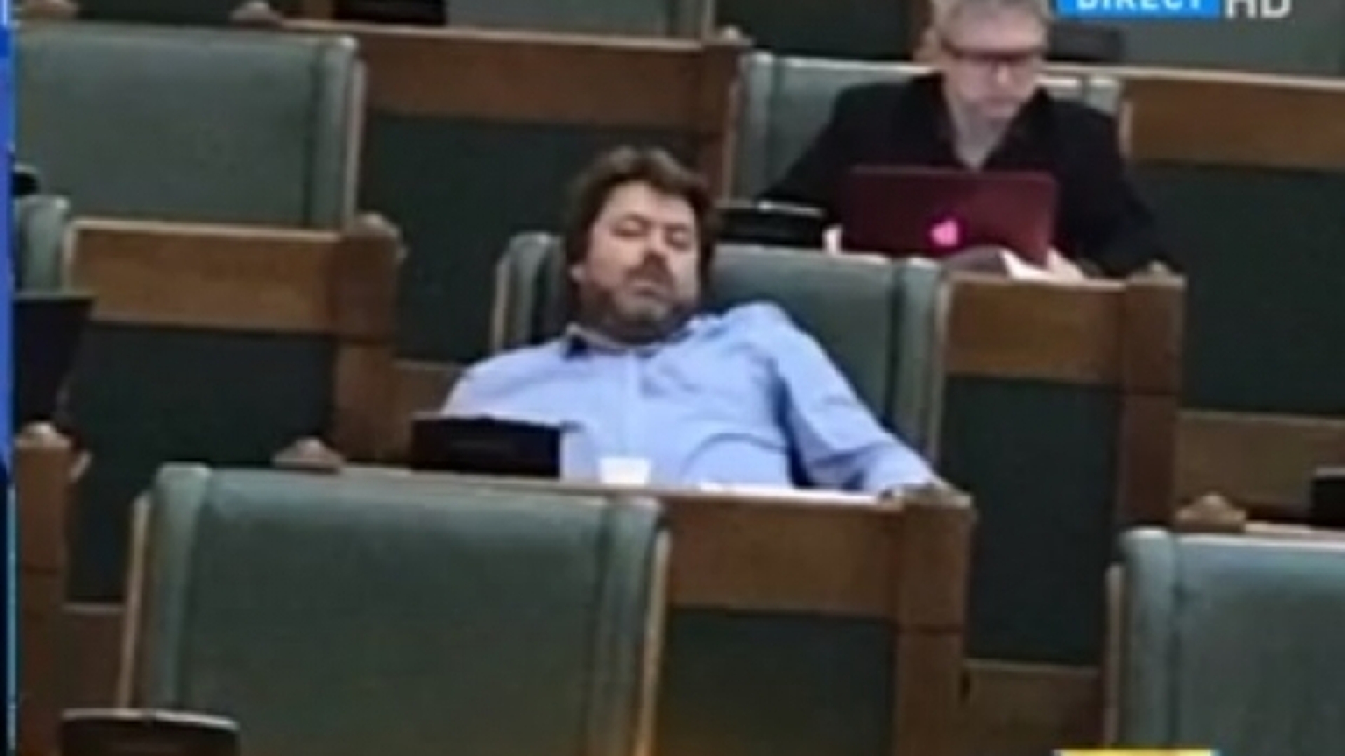 Senatorul-somnoros USR loveşte din nou. Mihai Goţiu, filmat din nou cu pleoapele... grele