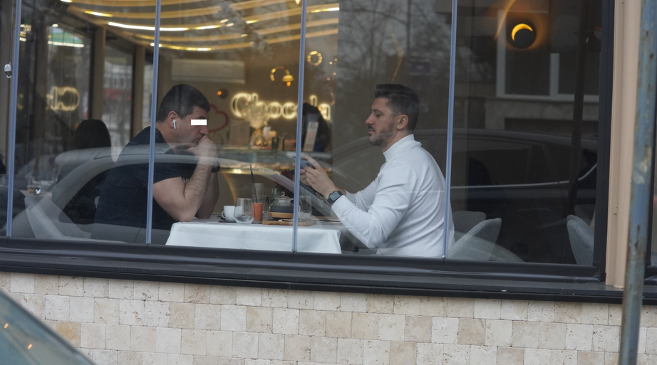 Ciprian Marica îi arată amicului ceva interesant pe mobil  (Foto: CANCAN.RO)